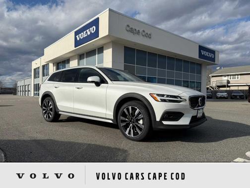 Crystal White Pearl 2026 Volvo V60 Cross Country B5 Ultra