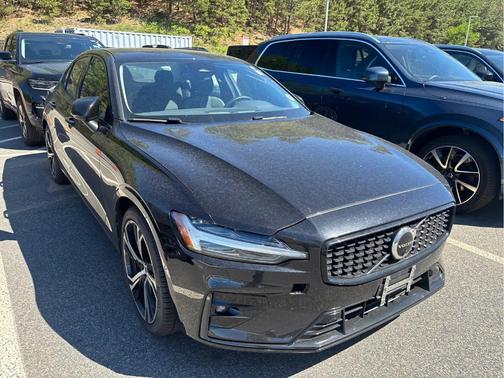 Onyx Black Metallic 2024 Volvo S60 B5 Plus Dark Theme