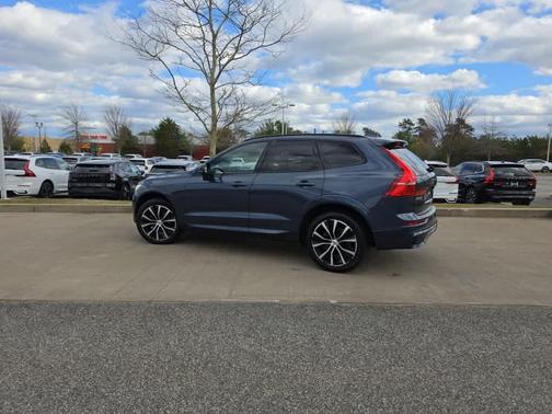 2023 Volvo XC60 B5 Plus Dark Theme