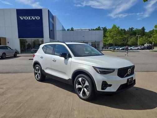 2026 Volvo XC40 PLUS