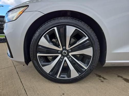 2022 Volvo S60 B5 Momentum