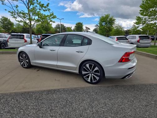 2022 Volvo S60 B5 Momentum