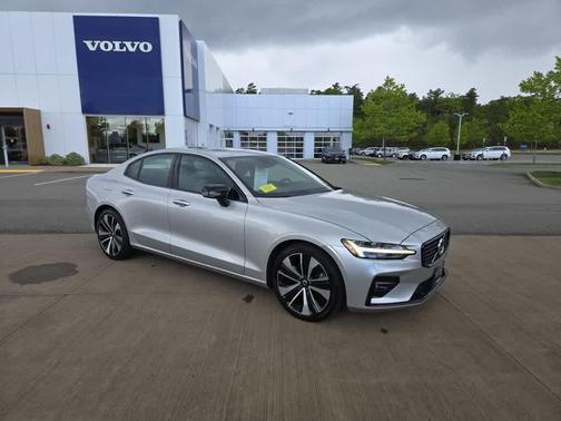 2022 Volvo S60 B5 Momentum