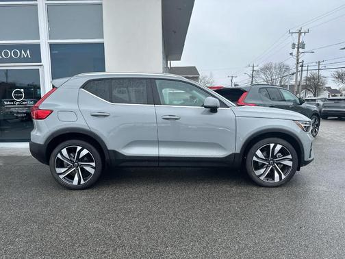 Metallic 2025 Volvo XC40 B5 Plus Bright Theme
