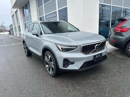 Metallic 2025 Volvo XC40 B5 Plus Bright Theme