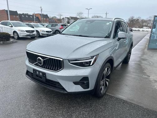 Metallic 2025 Volvo XC40 B5 Plus Bright Theme