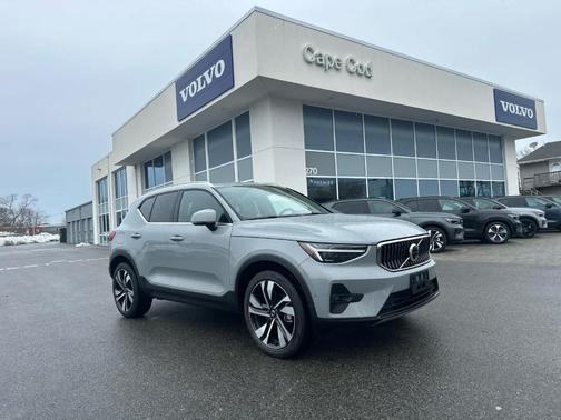 Metallic 2025 Volvo XC40 B5 Plus Bright Theme