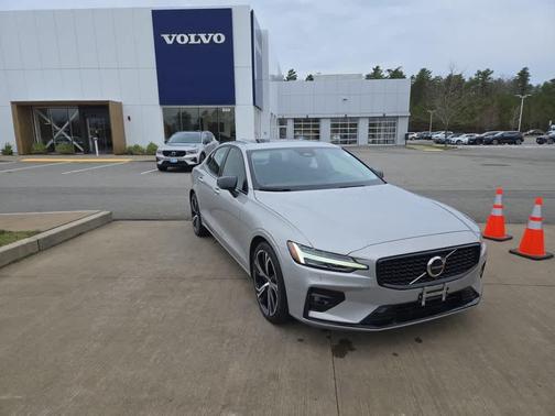 2024 Volvo S60 B5 Core Dark Theme