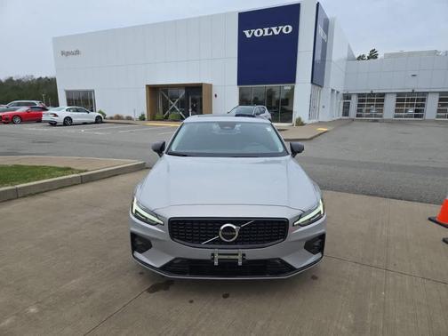 2024 Volvo S60 B5 Core Dark Theme