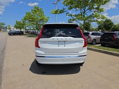 Crystal White Metallic 2023 Volvo XC90 B6 Plus 7-Seater