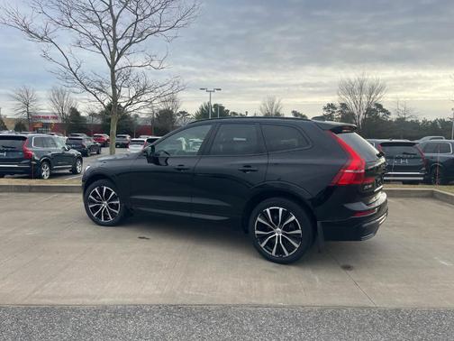 2023 Volvo XC60 B5 Plus Dark Theme