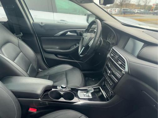 2017 INFINITI QX30 Premium