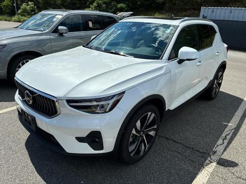 Crystal White Metallic 2024 Volvo XC40 B5 Plus Bright Theme