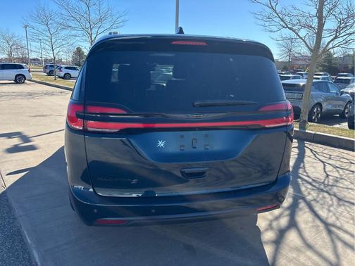 Fathom Blue Pearlcoat 2025 Chrysler Pacifica Limited
