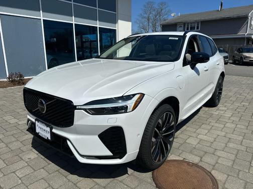 Crystal White Metallic 2026 Volvo XC60 Plug-In Hybrid T8 Ultra