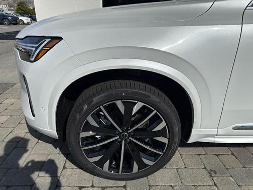 Crystal White Pearl 2026 Volvo XC90 B6 Ultra 7-Seater