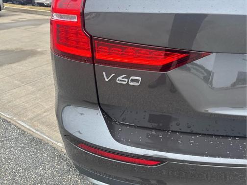 2025 Volvo V60 Cross Country B5 Plus