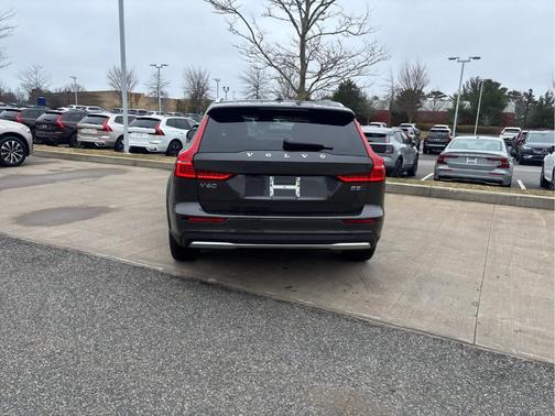 2025 Volvo V60 Cross Country B5 Plus