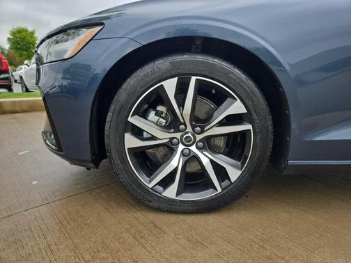 2024 Volvo S60 B5 Core Dark Theme