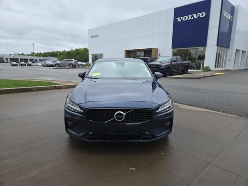 2024 Volvo S60 B5 Core Dark Theme
