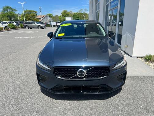2024 Volvo S60 B5 Core Dark Theme