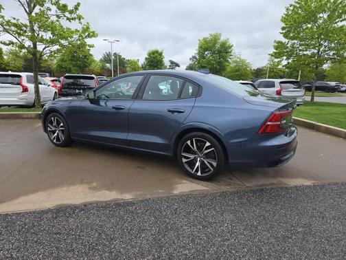 2024 Volvo S60 B5 Core Dark Theme