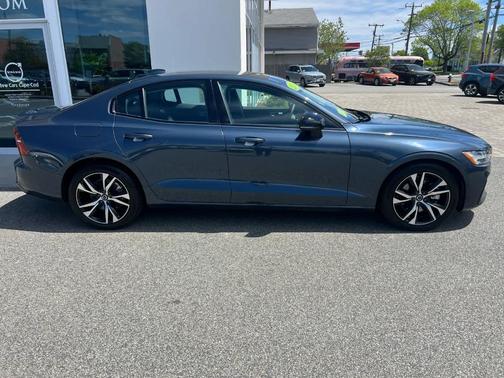 2024 Volvo S60 B5 Core Dark Theme