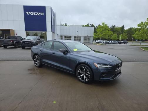 2024 Volvo S60 B5 Core Dark Theme