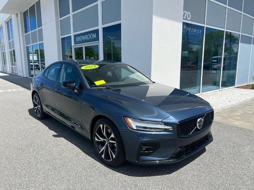 2024 Volvo S60 B5 Core Dark Theme