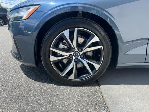 2024 Volvo S60 B5 Core Dark Theme