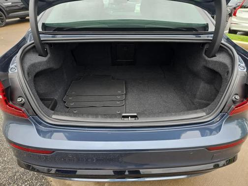 2024 Volvo S60 B5 Core Dark Theme