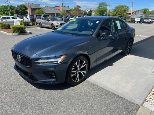 2024 Volvo S60 B5 Core Dark Theme