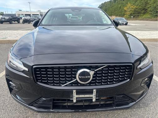 Onyx Black Metallic 2024 Volvo S60 B5 Core Dark Theme