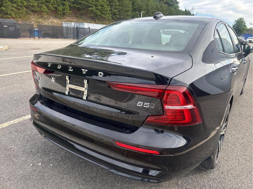 Onyx Black Metallic 2024 Volvo S60 B5 Core Dark Theme