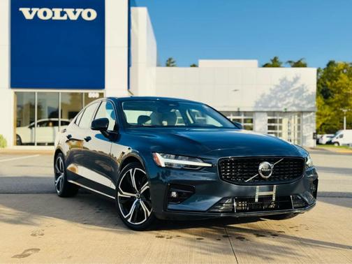 2024 Volvo S60 B5 Core Dark Theme