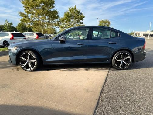 2024 Volvo S60 B5 Core Dark Theme