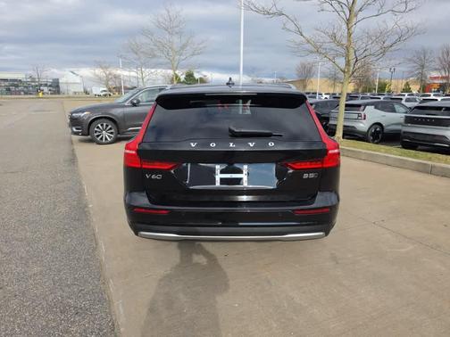 2025 Volvo V60 Cross Country B5 Plus