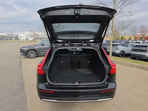 2025 Volvo V60 Cross Country B5 Plus