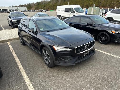 2025 Volvo V60 Cross Country B5 Plus