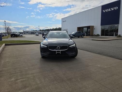 2025 Volvo V60 Cross Country B5 Plus