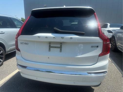 Crystal White Metallic 2025 Volvo XC90 B5 Core