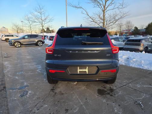 2026 Volvo XC40 B5 Plus