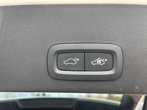 2024 Volvo XC40 B5 Plus Bright Theme