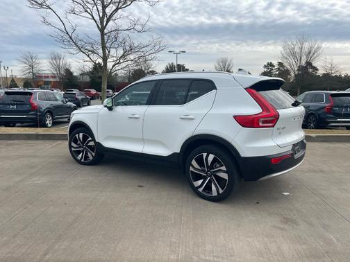 2024 Volvo XC40 B5 Plus Bright Theme