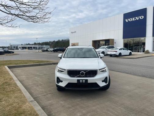 2024 Volvo XC40 B5 Plus Bright Theme