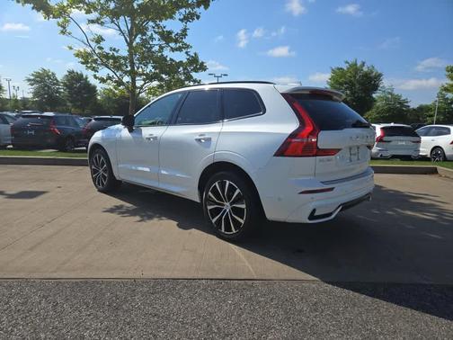 2023 Volvo XC60 B5 Plus Dark Theme
