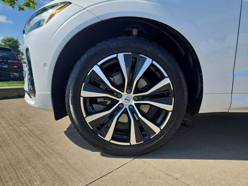 2023 Volvo XC60 B5 Plus Dark Theme