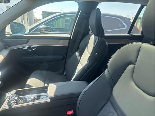 Crystal White Metallic 2025 Volvo XC90 B6 Plus 6-Seater