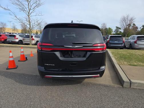 2024 Chrysler Pacifica Touring-L