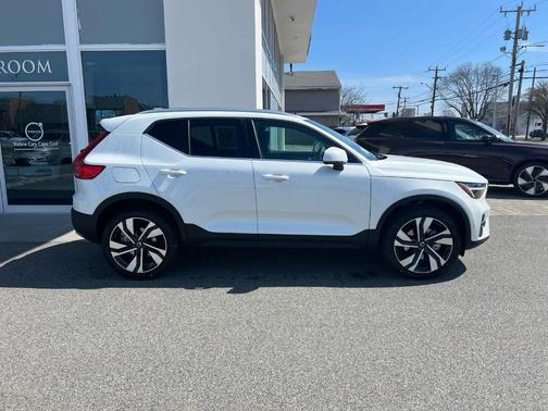 2025 Volvo XC40 B5 Plus Bright Theme